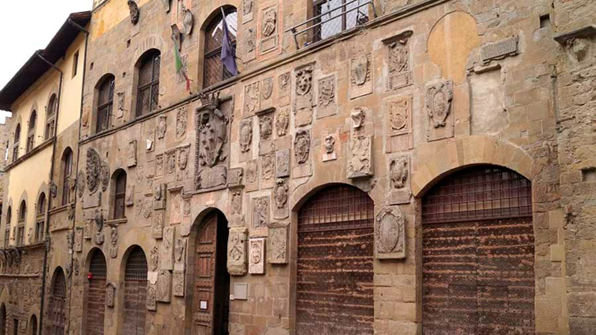 Francesco Nigri consegna copia del suo libro di poesie d'amore IL SEGRETO DI EBE alla Biblioteca Città di Arezzo